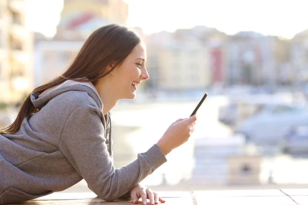 Profilo Adolescente Che Usa Cellulare Sdraiata Sul Marciapiede Nella Strada — Foto Stock