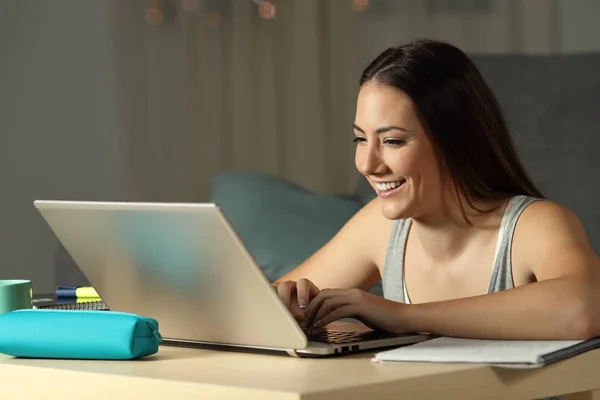 Student Szczęśliwy Pisanie Maili Laptopie Nocy Domu — Zdjęcie stockowe