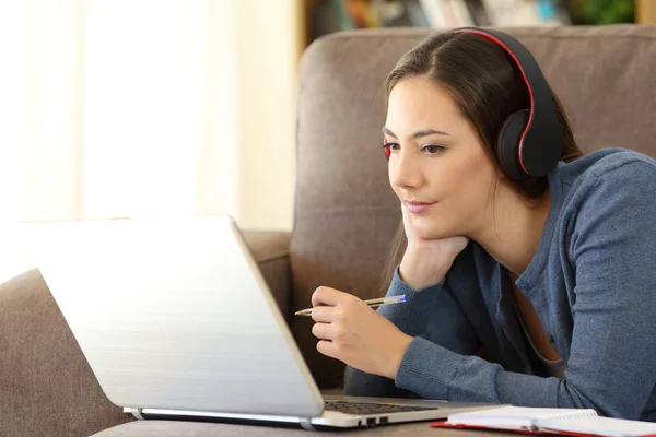 Mulher Learning Assistindo Vídeo Tutoriais Deitado Sofá Sala Estar Casa — Fotografia de Stock