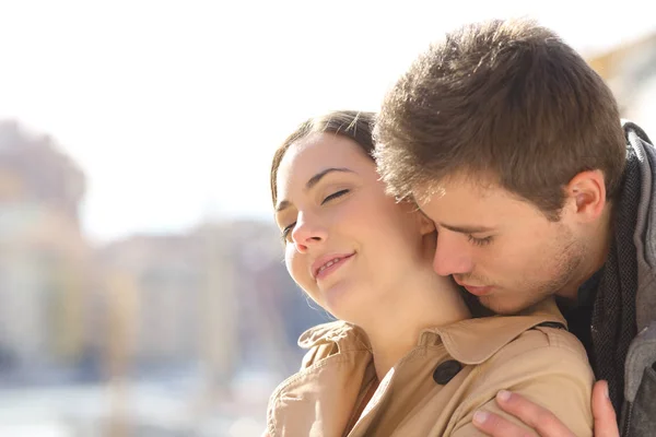 Mann Verführt Und Flirtet Mit Einer Frau Auf Der Straße — Stockfoto