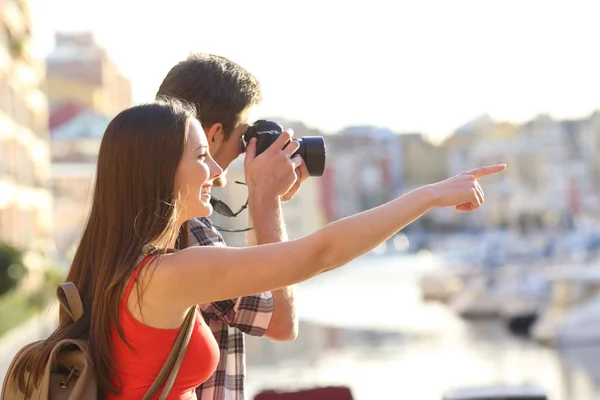 Zwei Glückliche Touristen Beim Sightseeing Und Fotografieren Mit Einer Dslr — Stockfoto