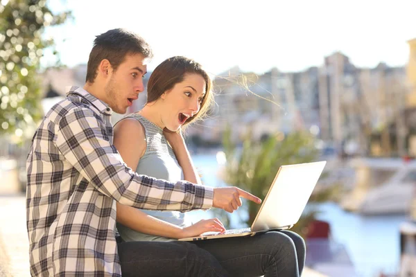 Verbaasd Koppel Vakantie Kijken Online Inhoud Een Laptop Een Zonnige — Stockfoto