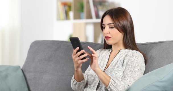 Mulher Feliz Falando Telefone Sentado Sofá Casa — Vídeo de Stock