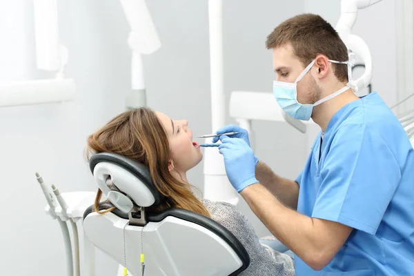 Dentista Feliz Trabalhando Fazendo Uma Higiene Dentária Para Paciente — Fotografia de Stock