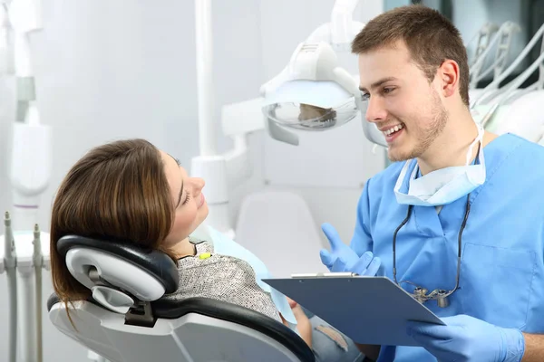 Молодий Стоматолог Пояснює Процедуру Лікування Зубів Пацієнту Консультації — стокове фото