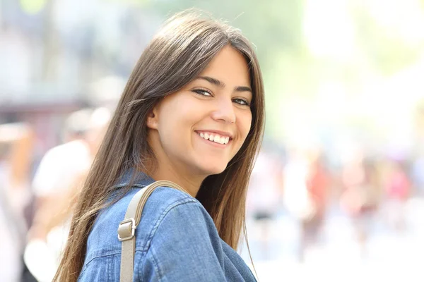 Sokakta Yürürken Kamera Bakarak Mutlu Teen Gülümsüyor — Stok fotoğraf