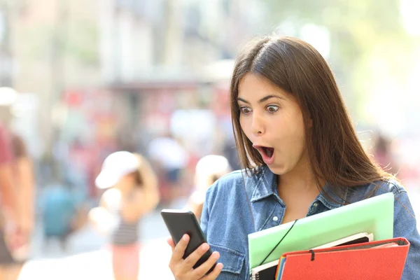 Verbaasd Student Meisje Kijken Slimme Telefoon Inhoud Straat — Stockfoto