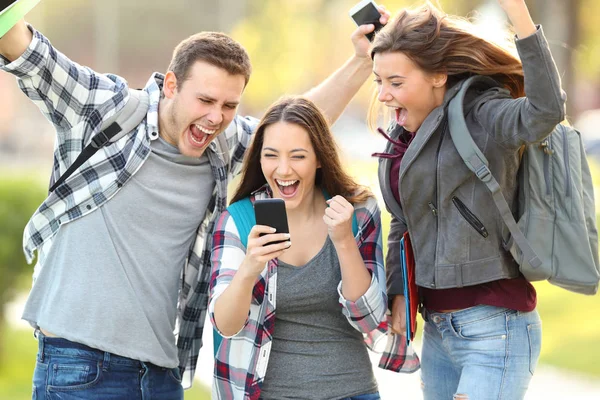 Три Захоплені Студенти Перевіряють Іспит Онлайн Смартфоні — стокове фото