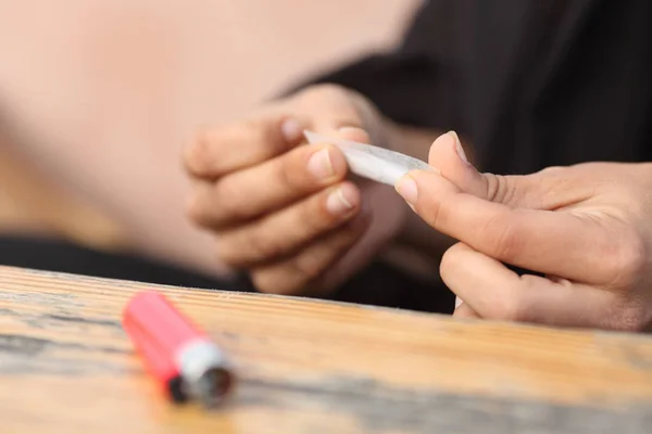 Close Woman Hands Making Cigarette — Stock Photo, Image