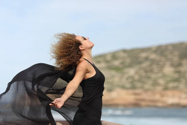 Portrait Une Femme Heureuse Vacances Sur Plage — Photo