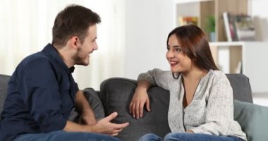 Evde kız arkadaşı için evlenmek isteyen bir adam evlenme teklifi