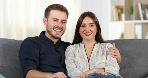 Pareja Feliz Riendo Mirando Cámara Sentada Sofá Casa — Vídeos de Stock