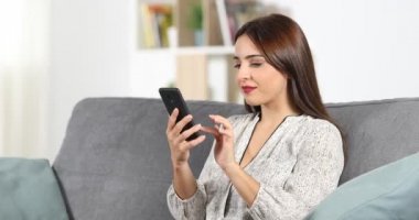 Mutlu kadın bir akıllı telefon evde bir sesli not kaydetme