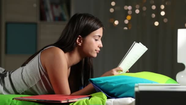 Ennuyeux Étudiant Distrait Essayant Apprendre Sur Lit Dans Nuit Maison — Video