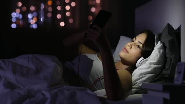 Upphetsad Tonåring Läsa Bra Nyheter Telefon Sängen Natt Hemma — Stockvideo