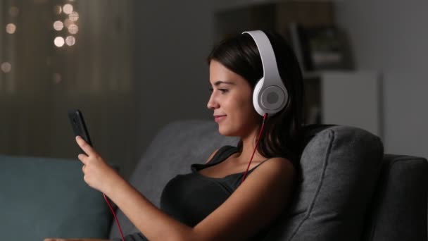 Gece Evde Bir Kanepede Oturan Müzik Dinlemek Rahatlatıcı Kız — Stok video