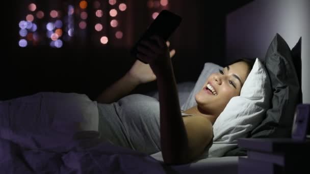 Menina Feliz Ter Uma Chamada Vídeo Com Telefone Inteligente Deitado — Vídeo de Stock