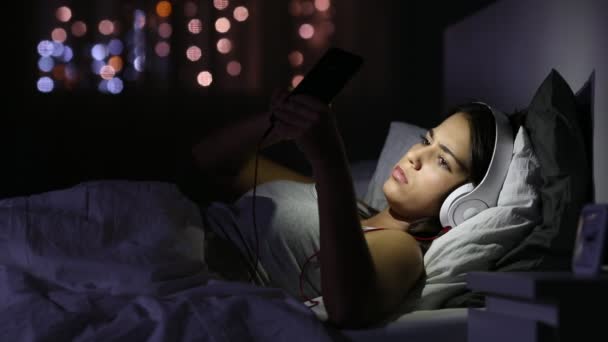 Triste Ragazza Che Ascolta Musica Sul Letto Notte Casa — Video Stock