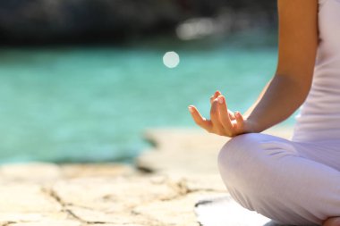 Yoga egzersizleri sahilde pratik bir kadın el yakın çekim