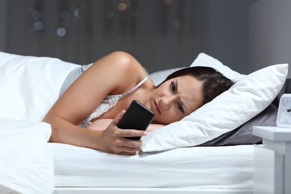 Wanita Pemarah Memeriksa Isi Telepon Pintar Tempat Tidur Malam Hari — Stok Foto