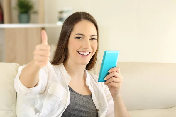 Mujer Feliz Sosteniendo Teléfono Con Los Pulgares Arriba Sentado Sofá —  Fotos de Stock