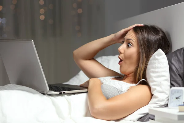 Wanita Yang Terkejut Menemukan Konten Online Dalam Laptop Tempat Tidur — Stok Foto