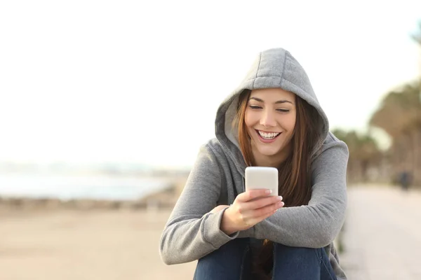 Framsida Tonårsflicka Med Hjälp Smartphone Stranden — Stockfoto