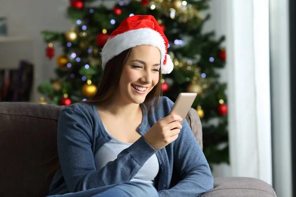 Mulher Feliz Verificando Mensagens Telefônicas Natal Sentado Sofá Sala Estar — Fotografia de Stock