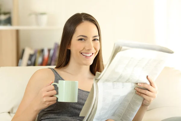 Wanita Bahagia Memegang Koran Dan Cangkir Kopi Melihat Kamera Duduk — Stok Foto