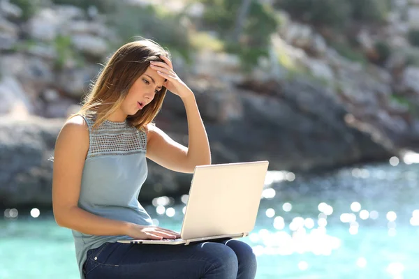 Martwi Się Kobieta Sprawdzanie Online Informacje Letnie Wakacje Plaży — Zdjęcie stockowe