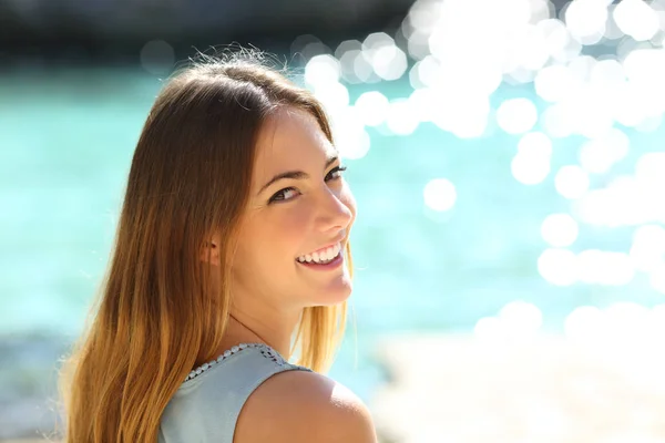 Happy Woman Perfect Smile Looking Camera Vacation Beach — Stock Photo, Image