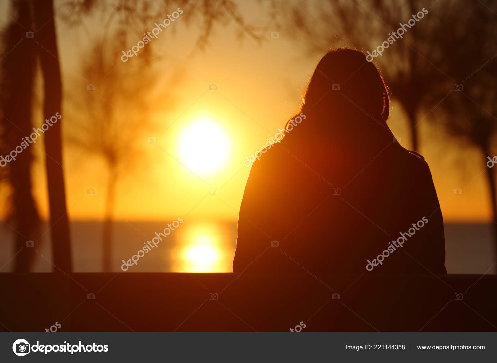 Silhueta de mulher triste preocupado ao pôr do sol