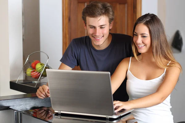 Pasangan Bahagia Memeriksa Isi Laptop Yang Berdiri Rumah — Stok Foto