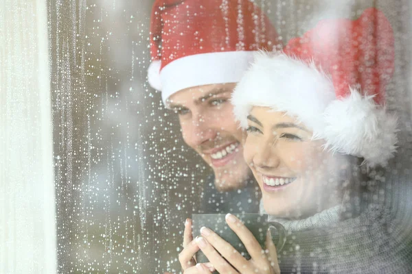 Couple Heureux Regardant Par Une Fenêtre Maison Hôtel Noël — Photo