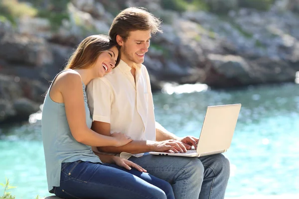 Pareja Feliz Está Utilizando Ordenador Portátil Aire Libre Vacaciones Playa —  Fotos de Stock