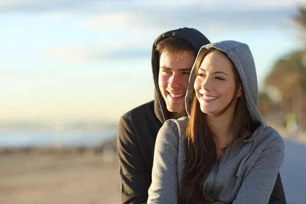 Feliz Casal Adolescentes Olhando Para Horizonte Pôr Sol Praia — Fotografia de Stock