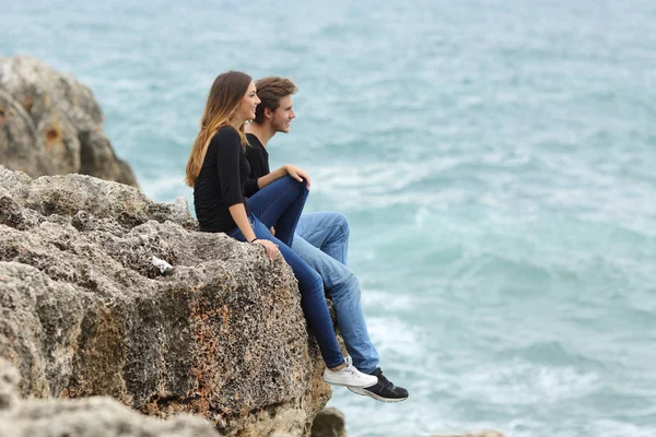 Happy Teenage Couple Looking Horizon Cliff Sea Background — Stock Photo, Image