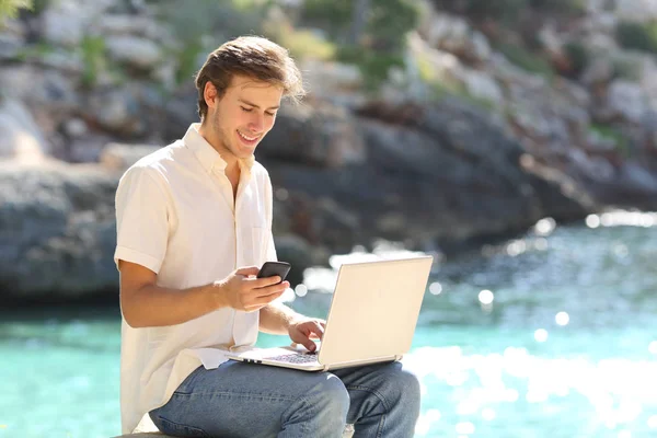 Homem Feliz Usando Telefone Inteligente Laptop Férias Praia — Fotografia de Stock