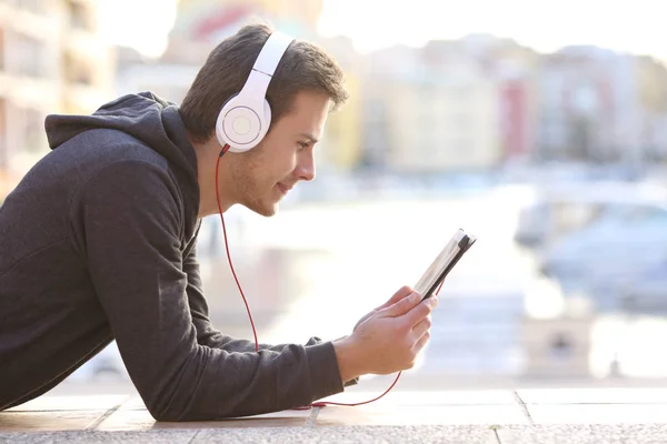 Perfil Adolescente Assistindo Conteúdo Mídia Tablet Deitado Calçada Uma Cidade — Fotografia de Stock