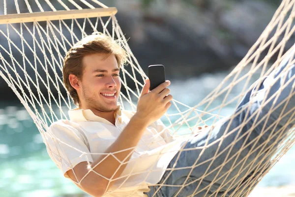Mutlu Bir Adam Sahilde Yaz Bacation Bir Akıllı Telefon Kullanarak — Stok fotoğraf
