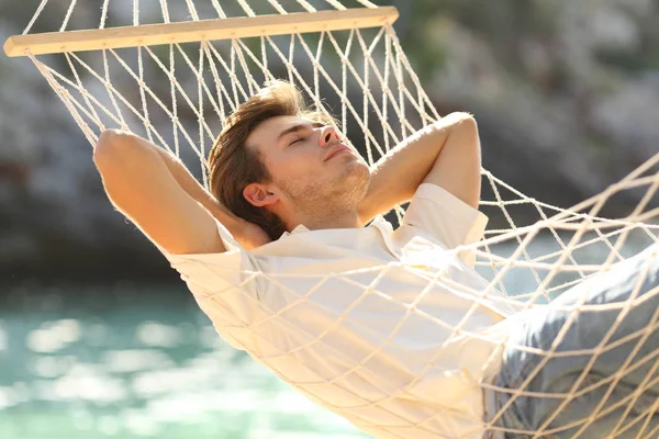 Relaxado Homem Descansando Uma Rede Praia Férias Com Mar Fundo — Fotografia de Stock