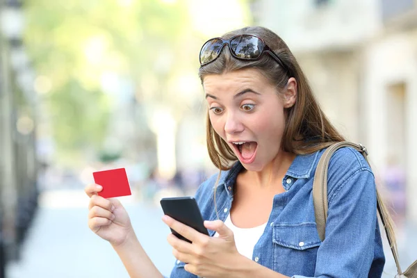 Gadis Bersemangat Membayar Line Dengan Kartu Kredit Dan Telepon Pintar — Stok Foto