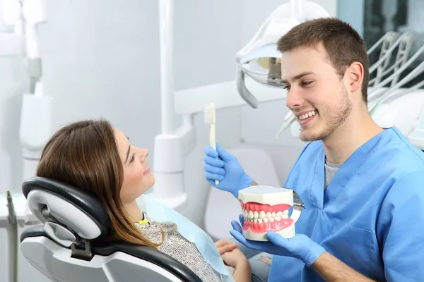 Zufriedener Zahnarzt Erklärt Einer Patientin Der Praxis Die Vorgehensweise Beim — Stockfoto