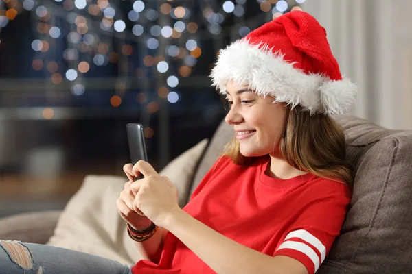Adolescente Feriados Natal Usando Telefone Sentado Sofá Sala Estar Casa — Fotografia de Stock