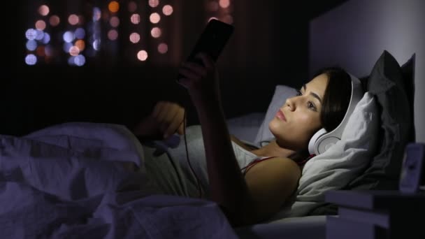 Donna Che Riceve Una Brutta Sorpresa Uno Smartphone Sdraiato Letto — Video Stock