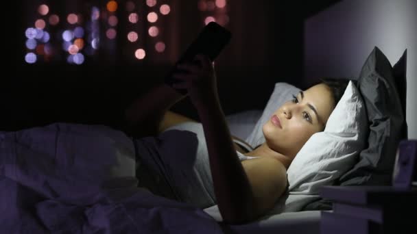Ernstige Meisje Browsen Slimme Telefoon Inhoud Liggend Een Bed Nacht — Stockvideo