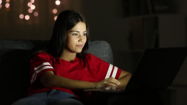 Feliz Adolescente Teniendo Una Videollamada Con Teléfono Inteligente Sentado Sofá — Vídeos de Stock