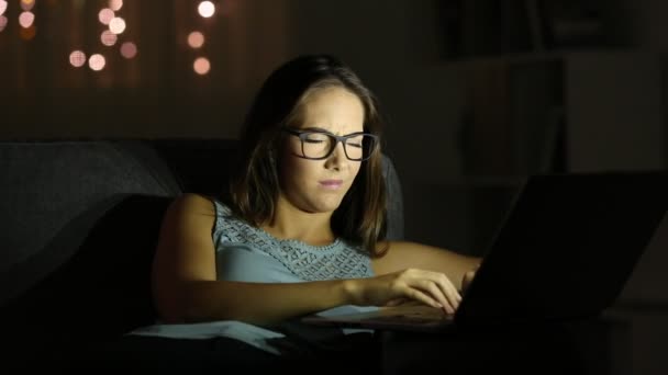 Mulher Cansada Sofrendo Fadiga Ocular Trabalhando Online Com Laptop Noite — Vídeo de Stock