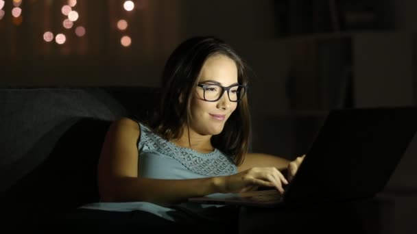 Glückliche Frau Mit Brille Und Laptop Die Nachts Auf Einer — Stockvideo