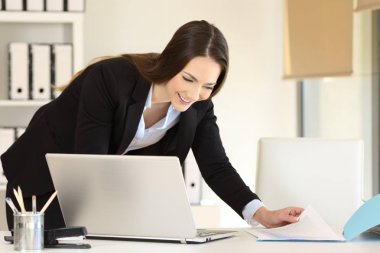 Mutlu işkadını evrak online ofiste masa üzerinde karşılaştırma